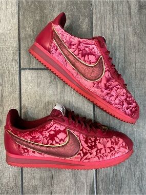 Nike Classic Cortez SE Velvet Red Crush - Gold Accents - Women’s 6- EUC